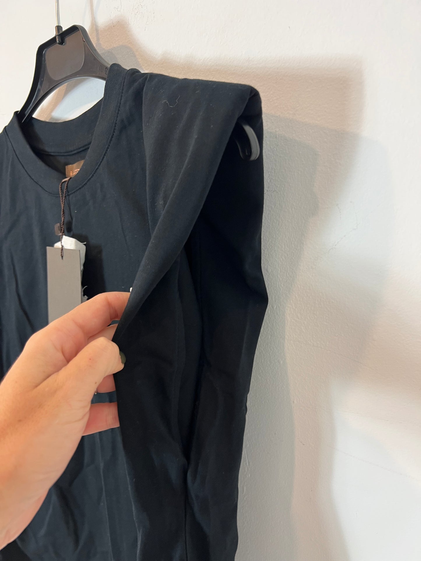 IQ. Camiseta negra detalle espalda. T S