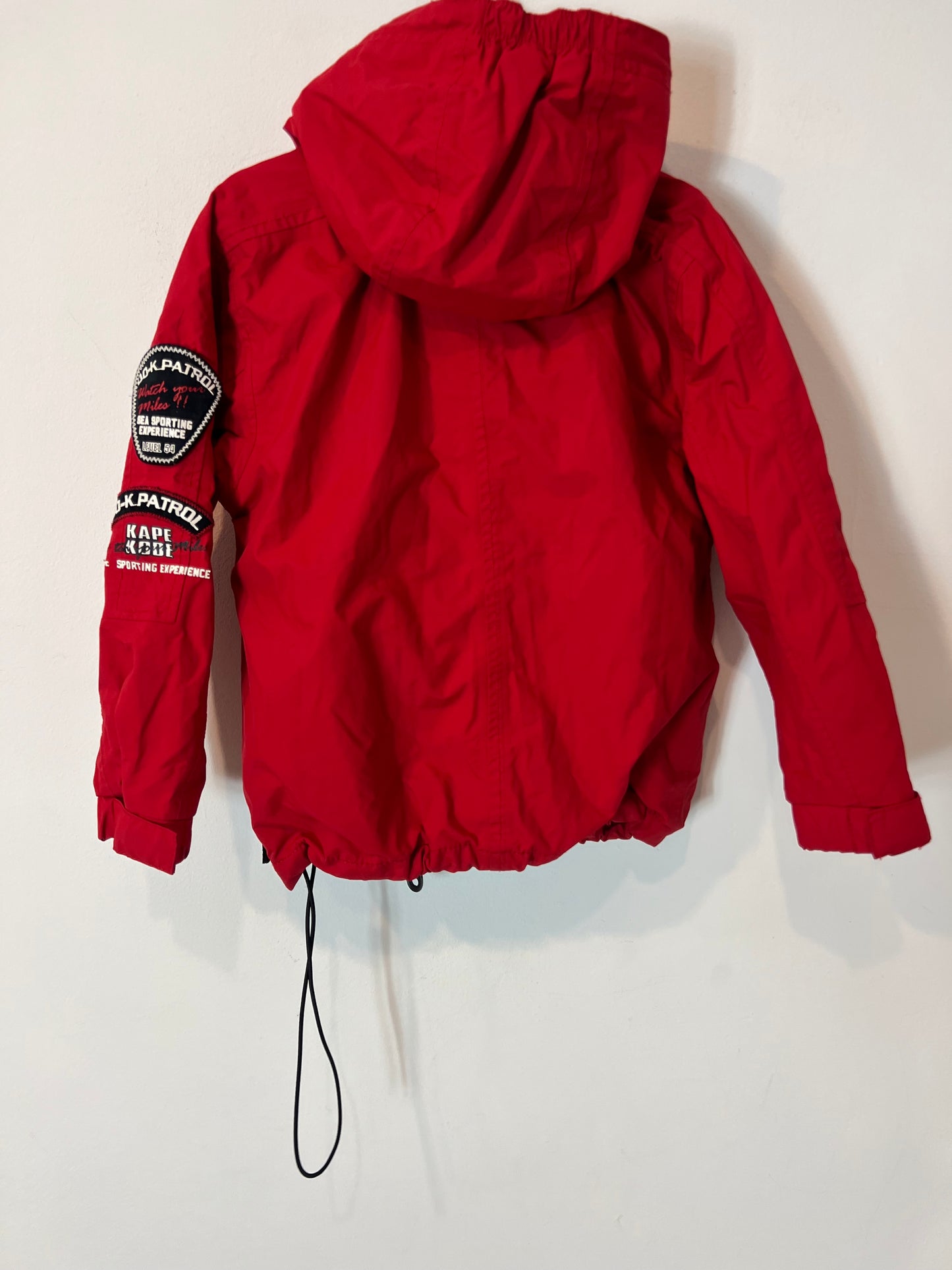 BASS 10. Parka roja impermeable T.6 años