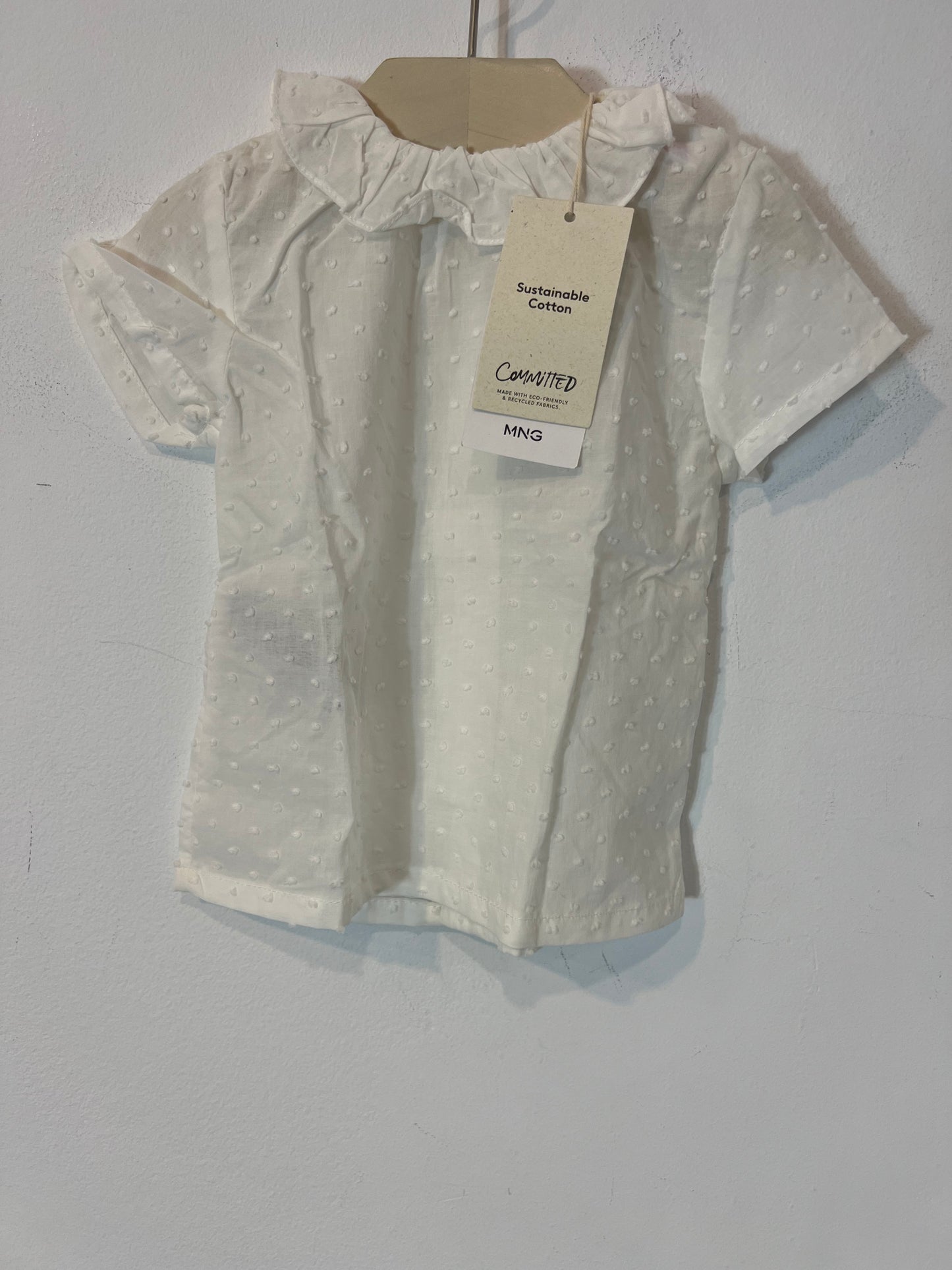MANGO. Blusa plumeti blanca. T 9-12 meses