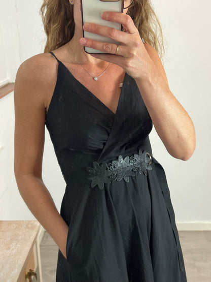 ELERIA CORTES. Vestido negro detalle en blanco. T S