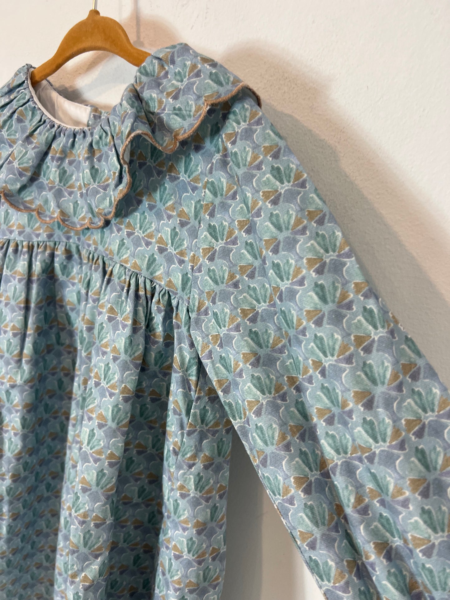 DOÑA CARMEN. Vestido estampado fondo azul claro. T 5 años