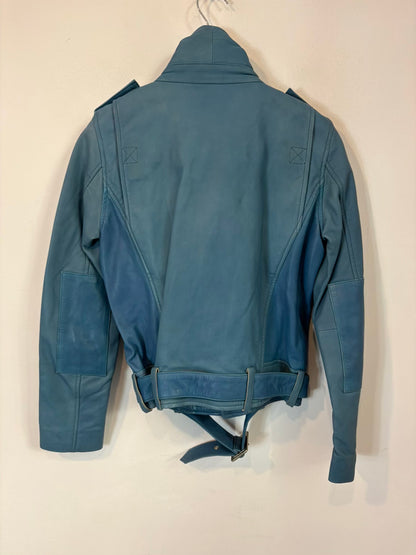 MAJE. Cazadora piel azul cremalleras