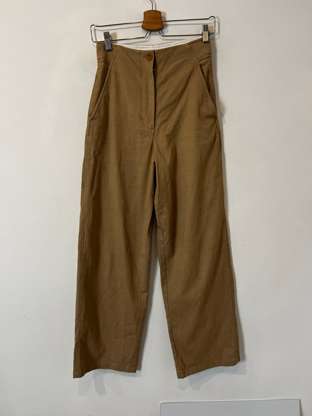 COS. Pantalón ancho camel