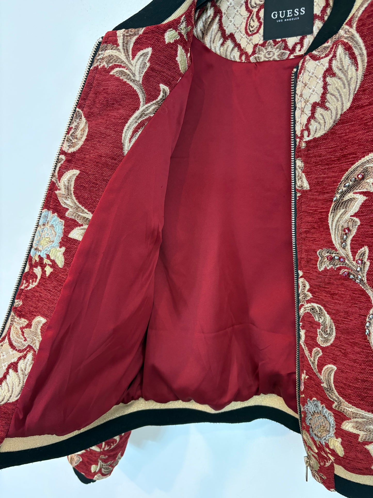 GUESS. Chaqueta burdeos detalles. T S