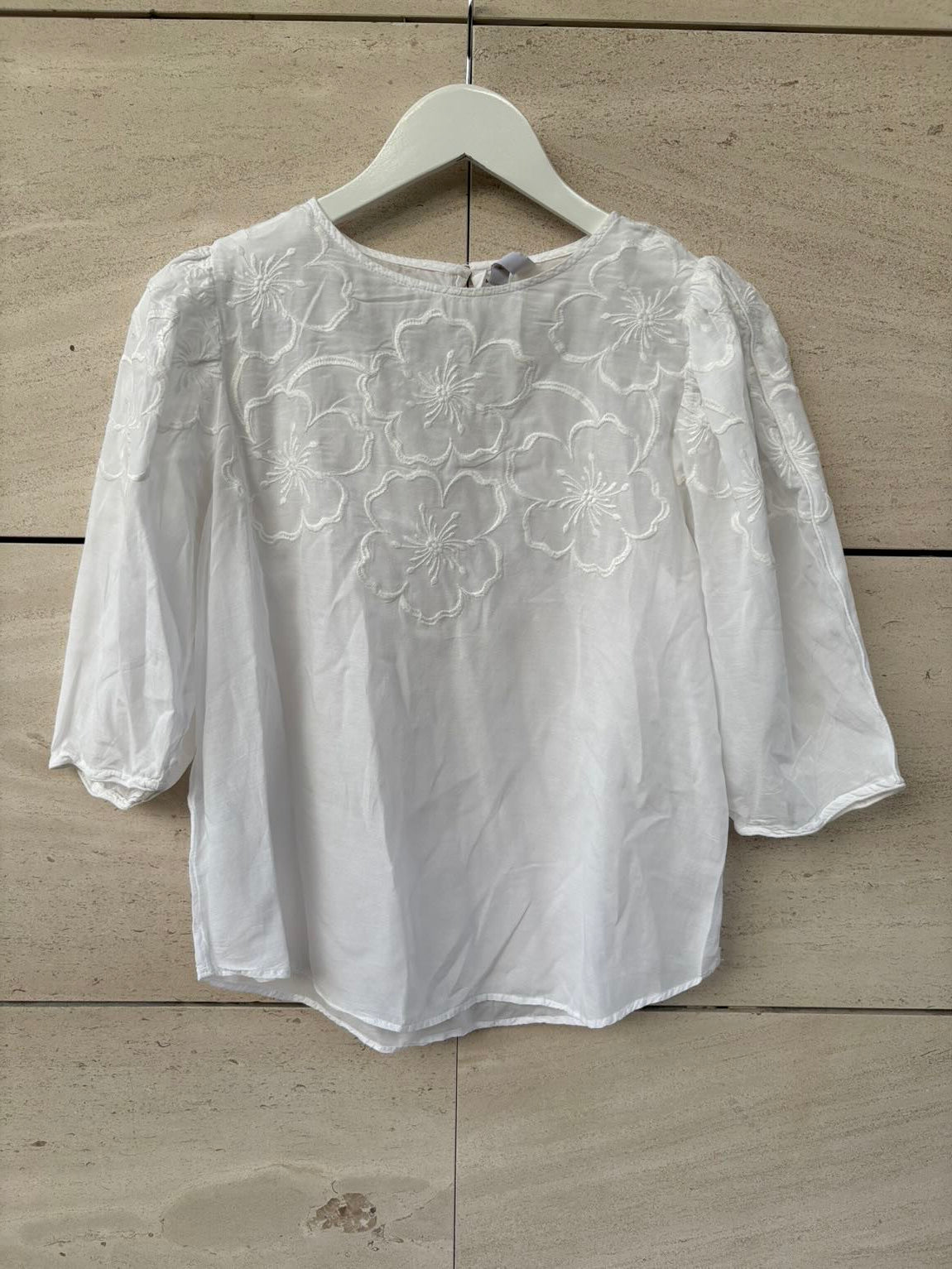 MANGO. Blusa blanca bordados