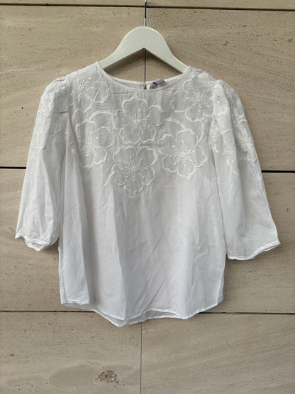 MANGO. Blusa blanca bordados