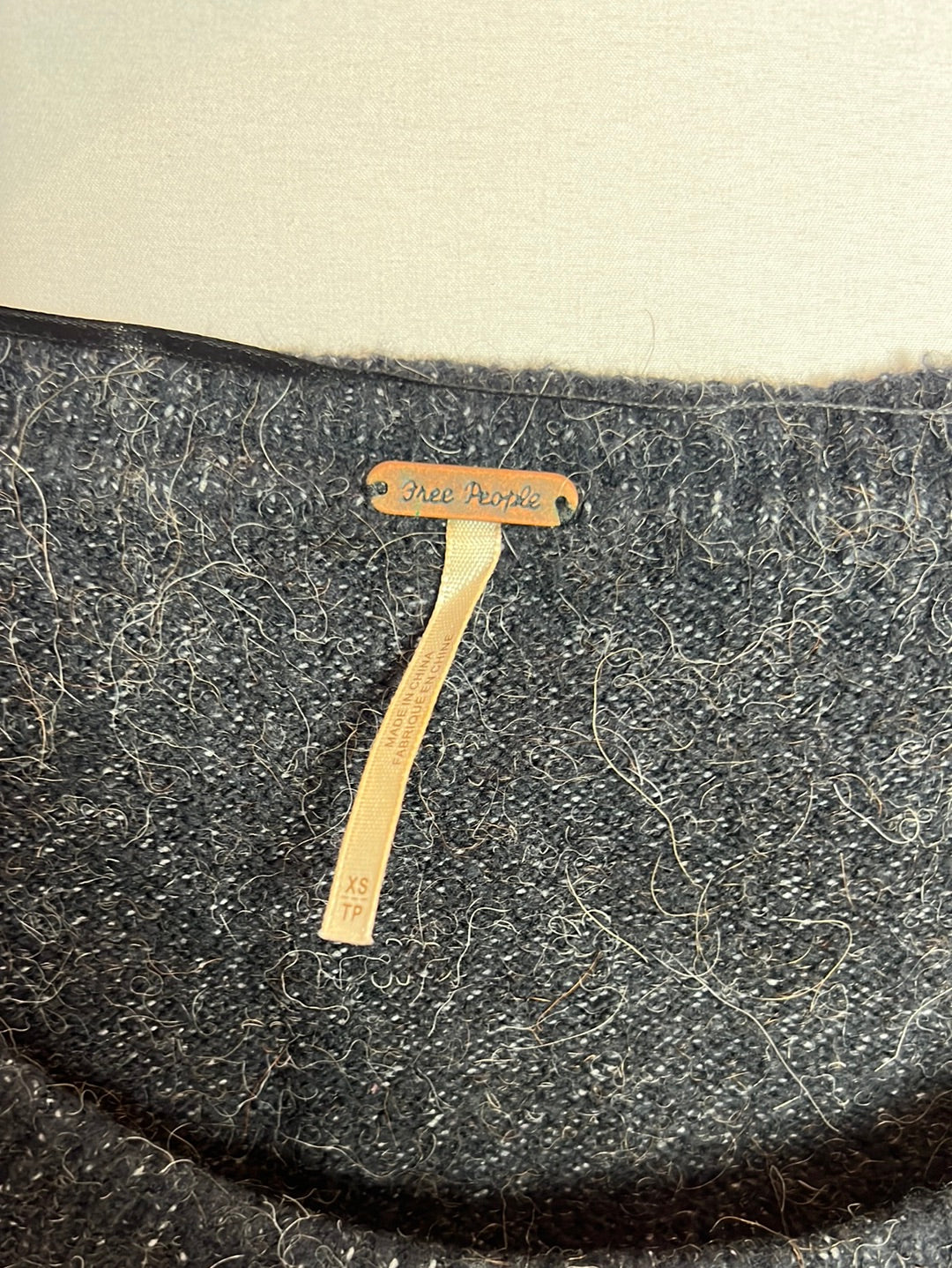 FREE PEOPLE. Jersey gris oscuro rayas. T XS