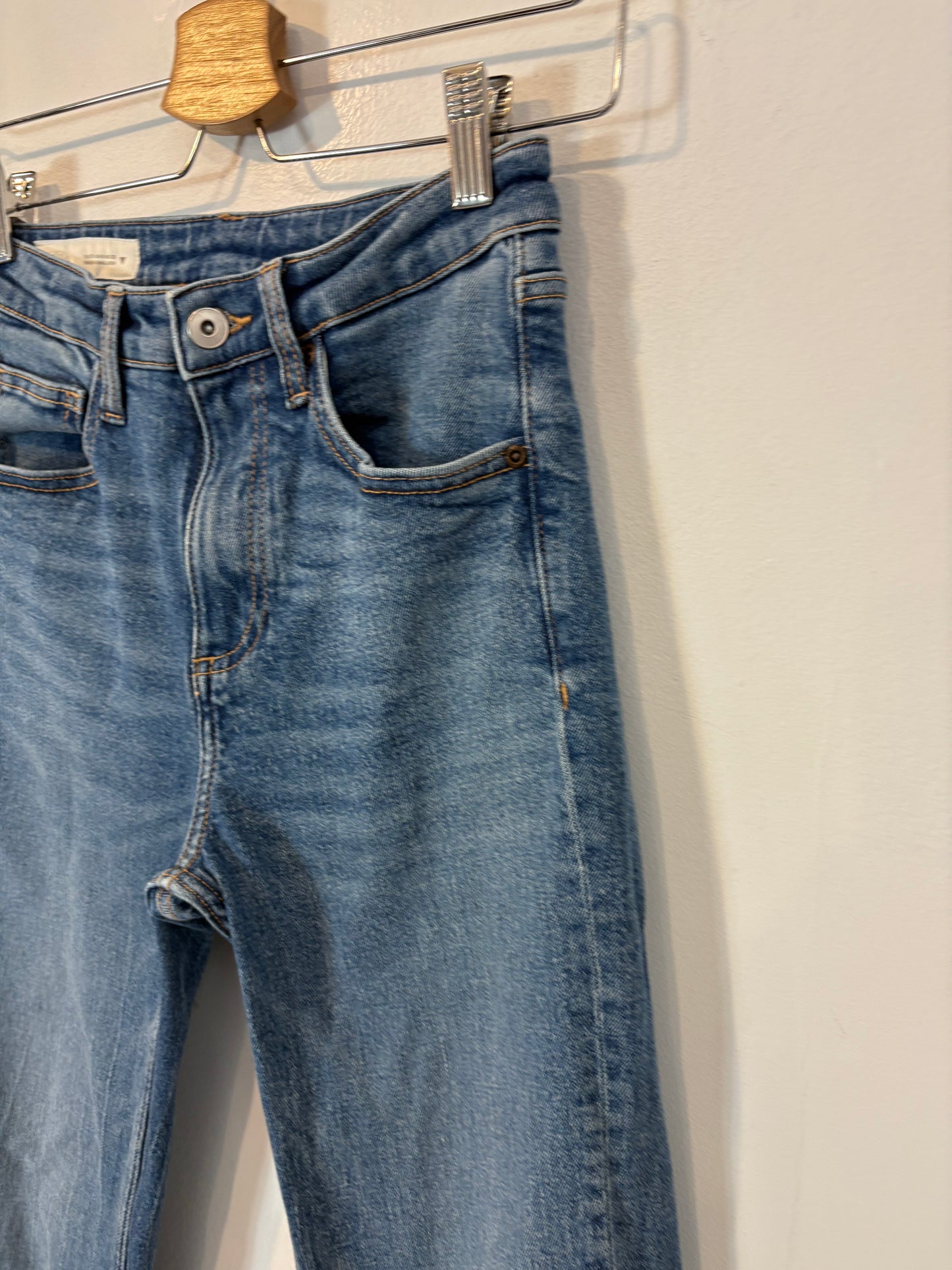 ZARA. Denim cropeed ligeramente acampanado
