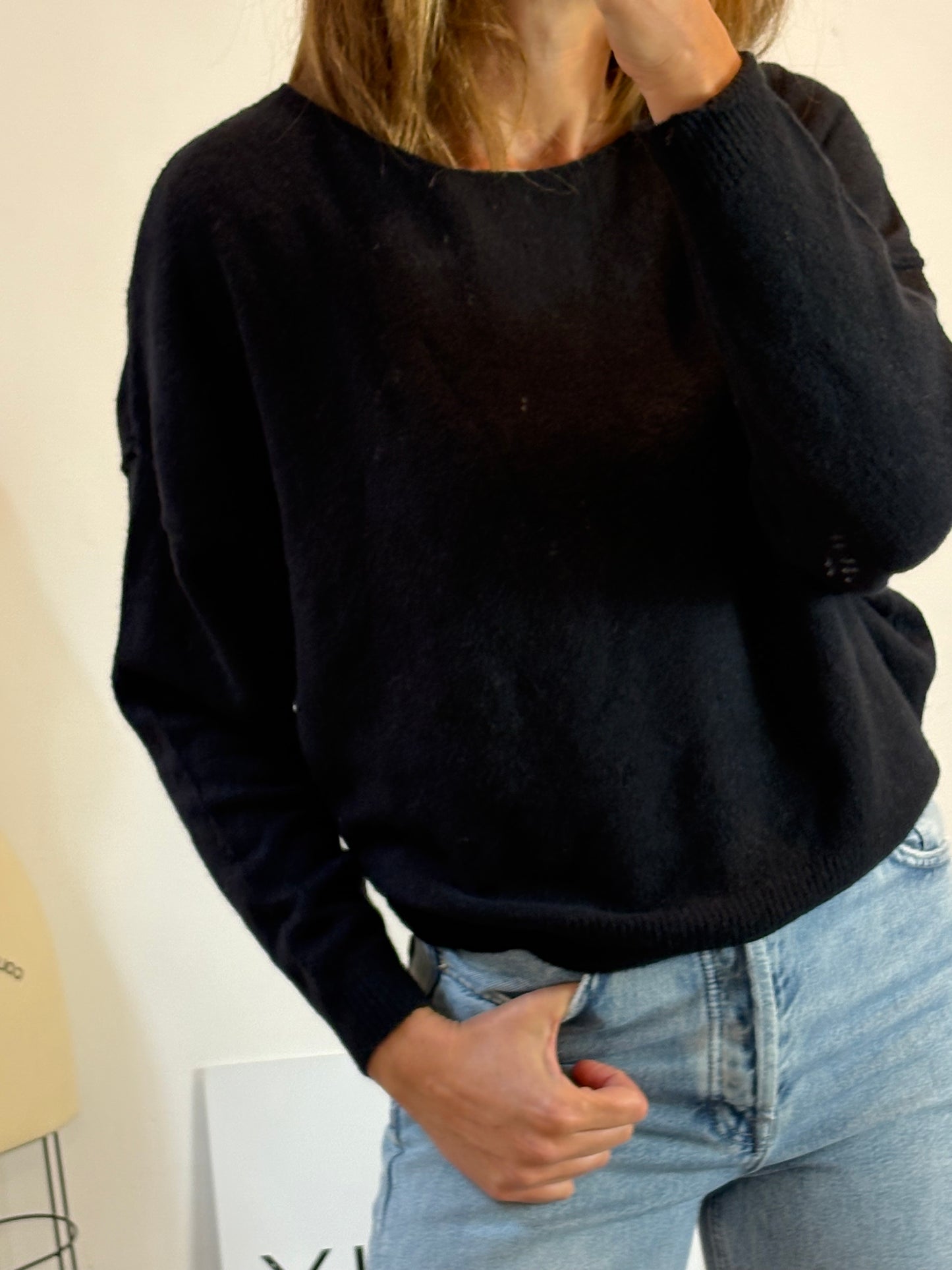 AMERICAN VINTAGE. Jersey negro cuello pico con lana