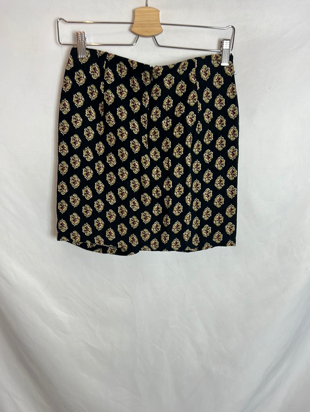 ZARA. Black floral Ts skirt