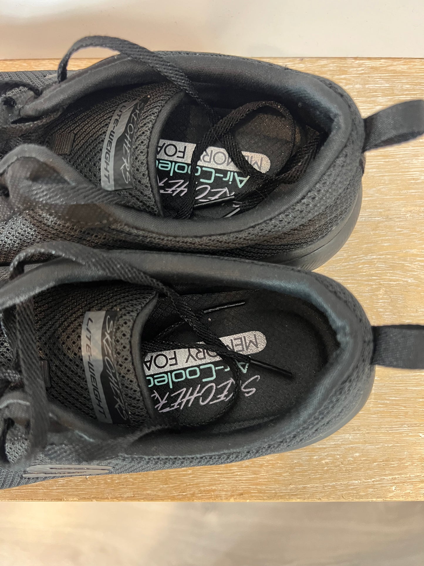 SKETCHERS. Zapatillas negras textura. T 40