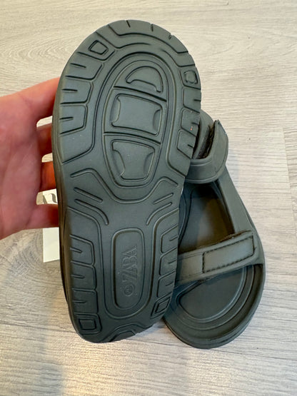 ZARA. Zapatillas goma y velcro. T 29