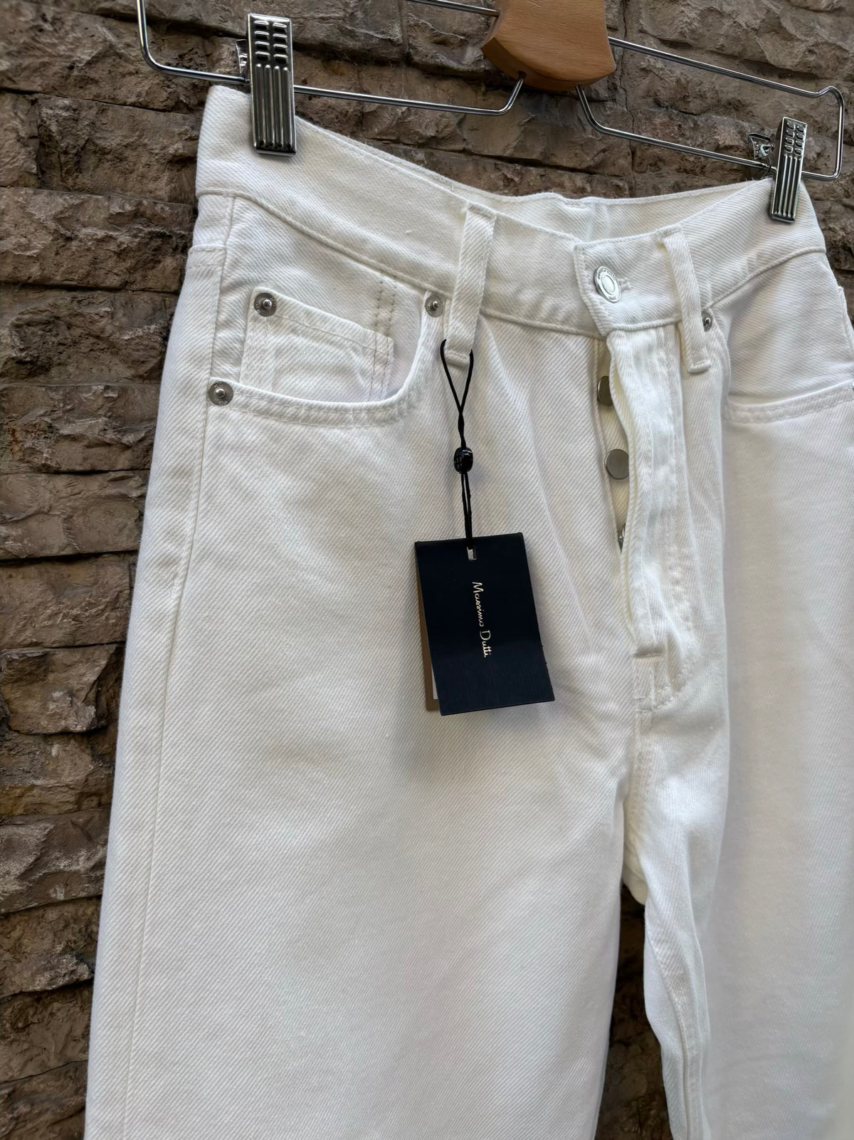 MASSIMO DUTTI. Denim recto blanco abotonado