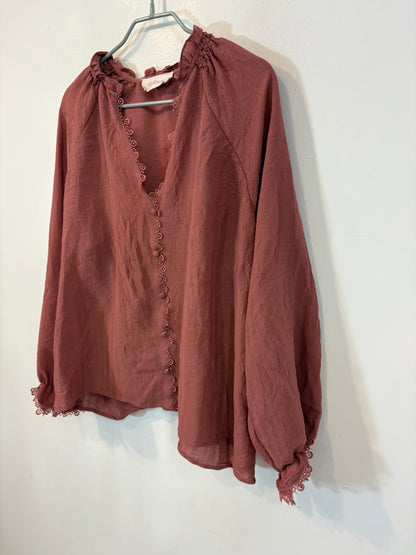 POLÍN ET MOI. Blusa fluida rosa oscuro detalles