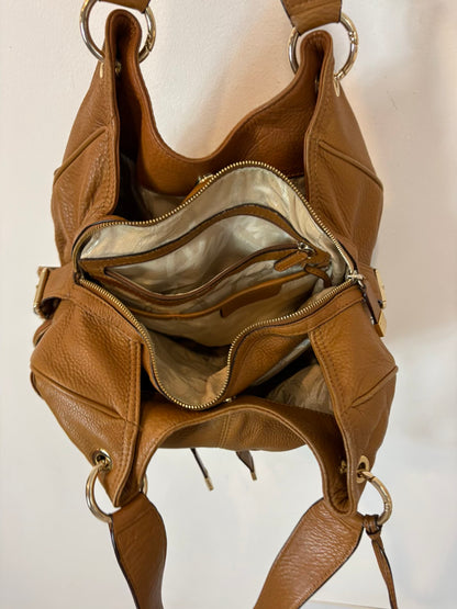 MICHAEL KORS. Bolso de hombro piel camel