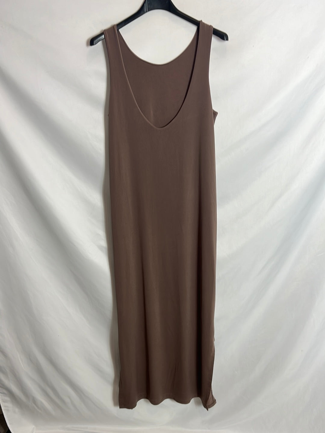 ZUA. Vestido midi marrón escote espalda. T M