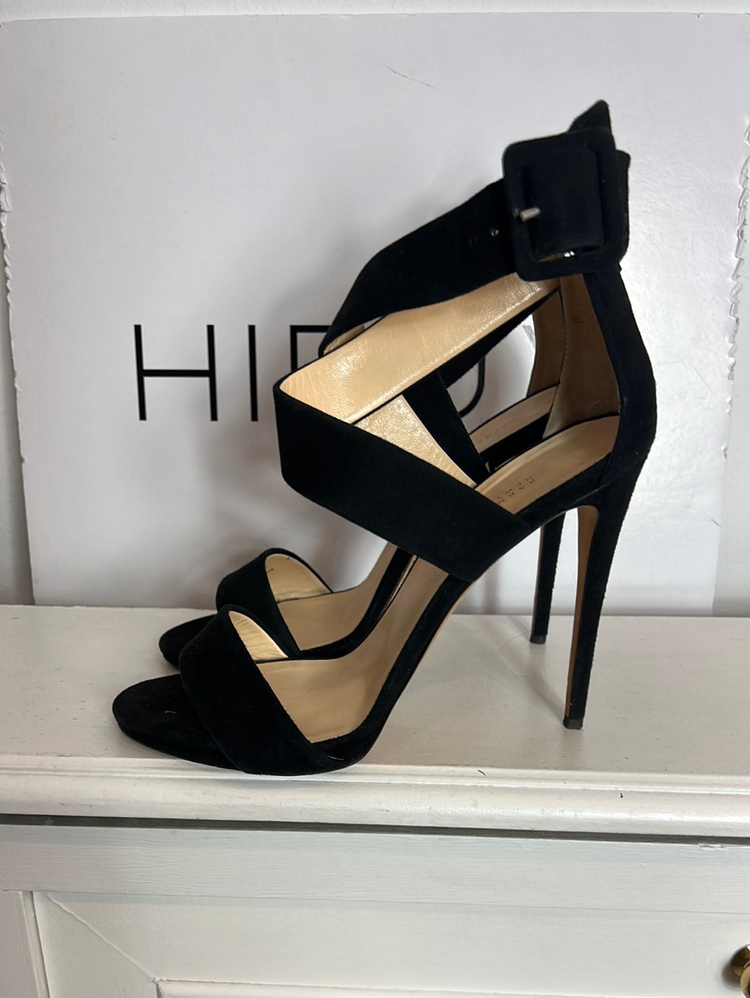 BARNEYS NEW YORK. Sandalia piel negra tiras. T 40