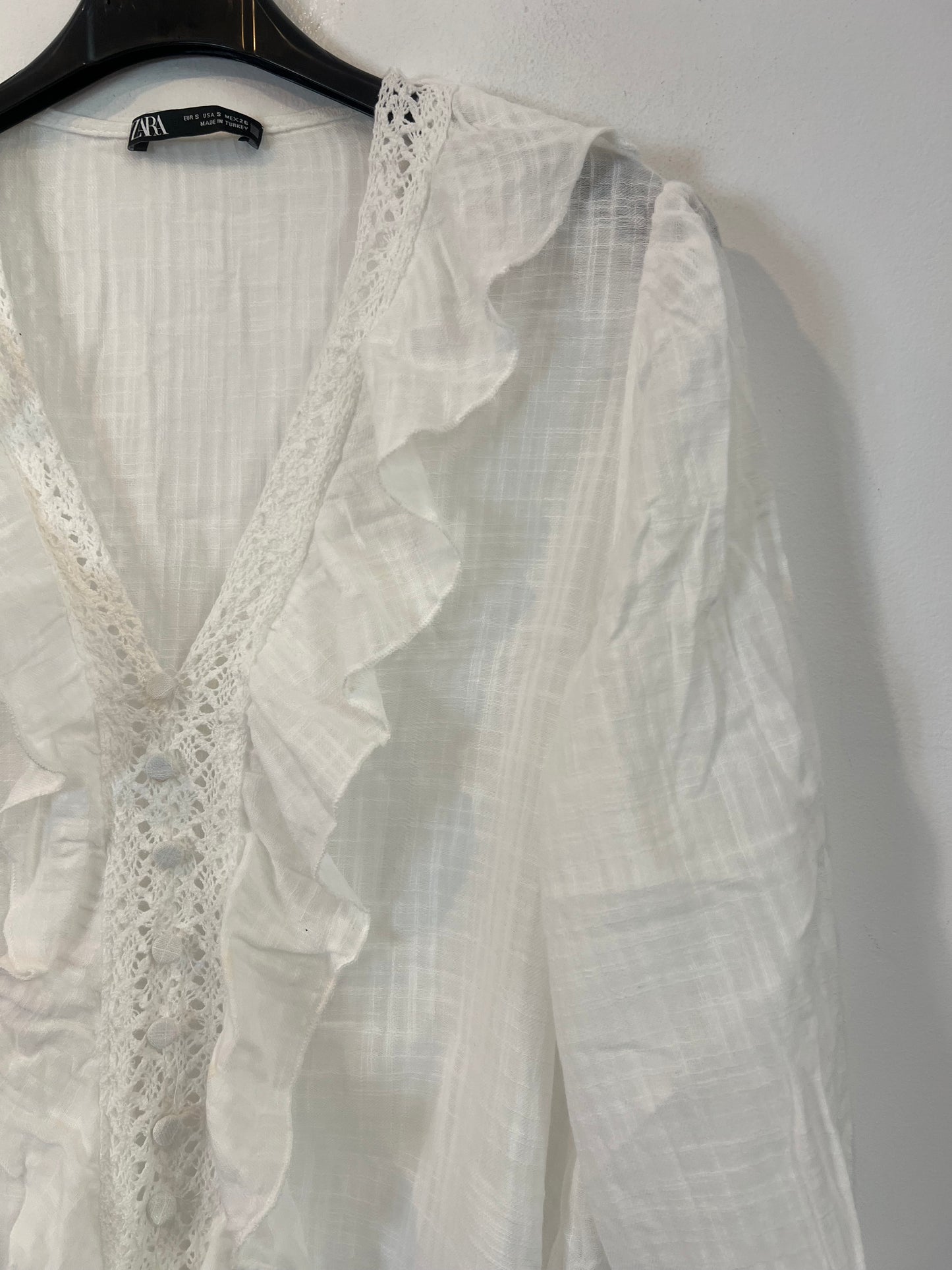 ZARA. Blusas blanca algodón volantes T.s