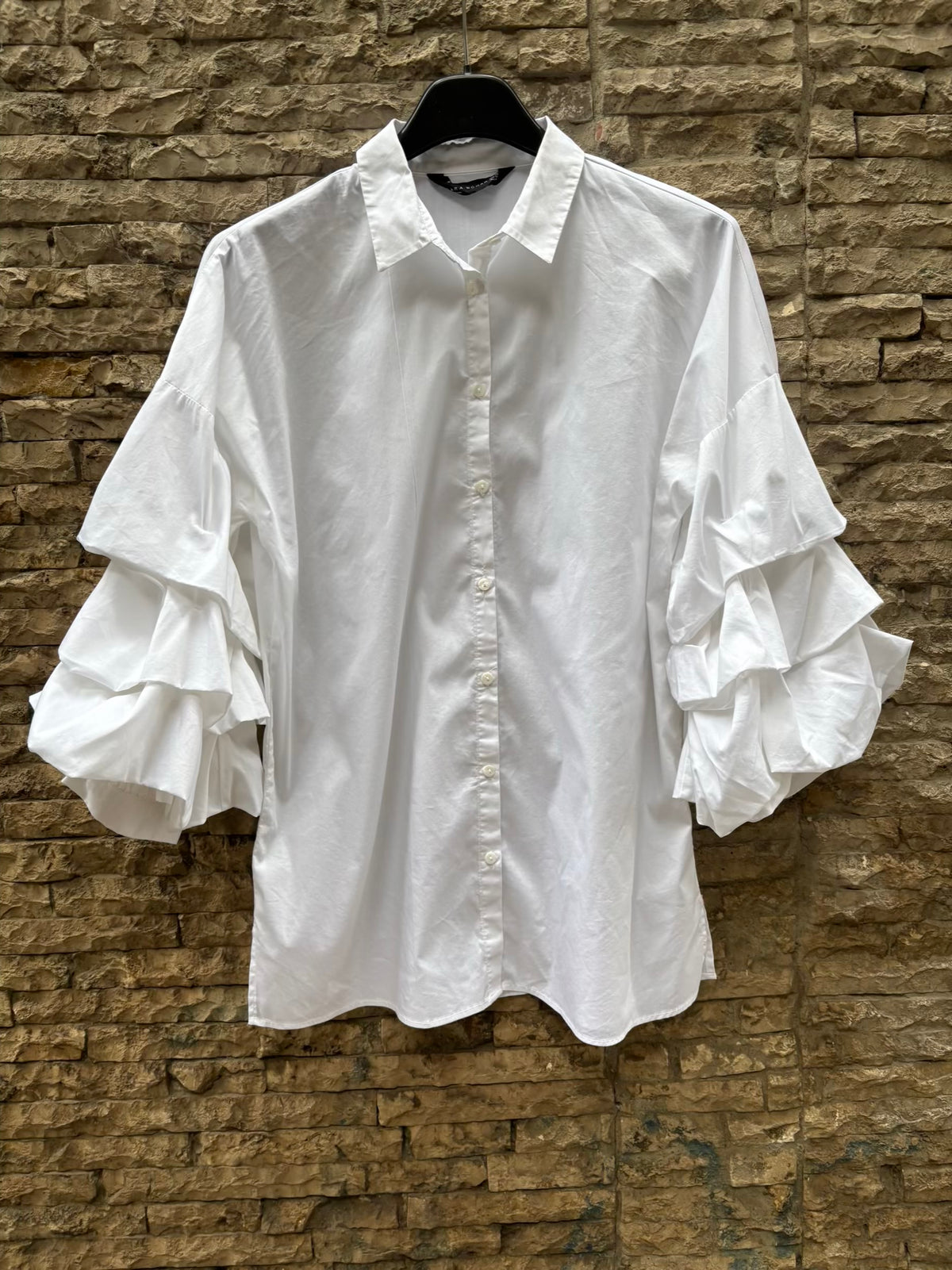 ZARA. Blusa blanca mangas farol