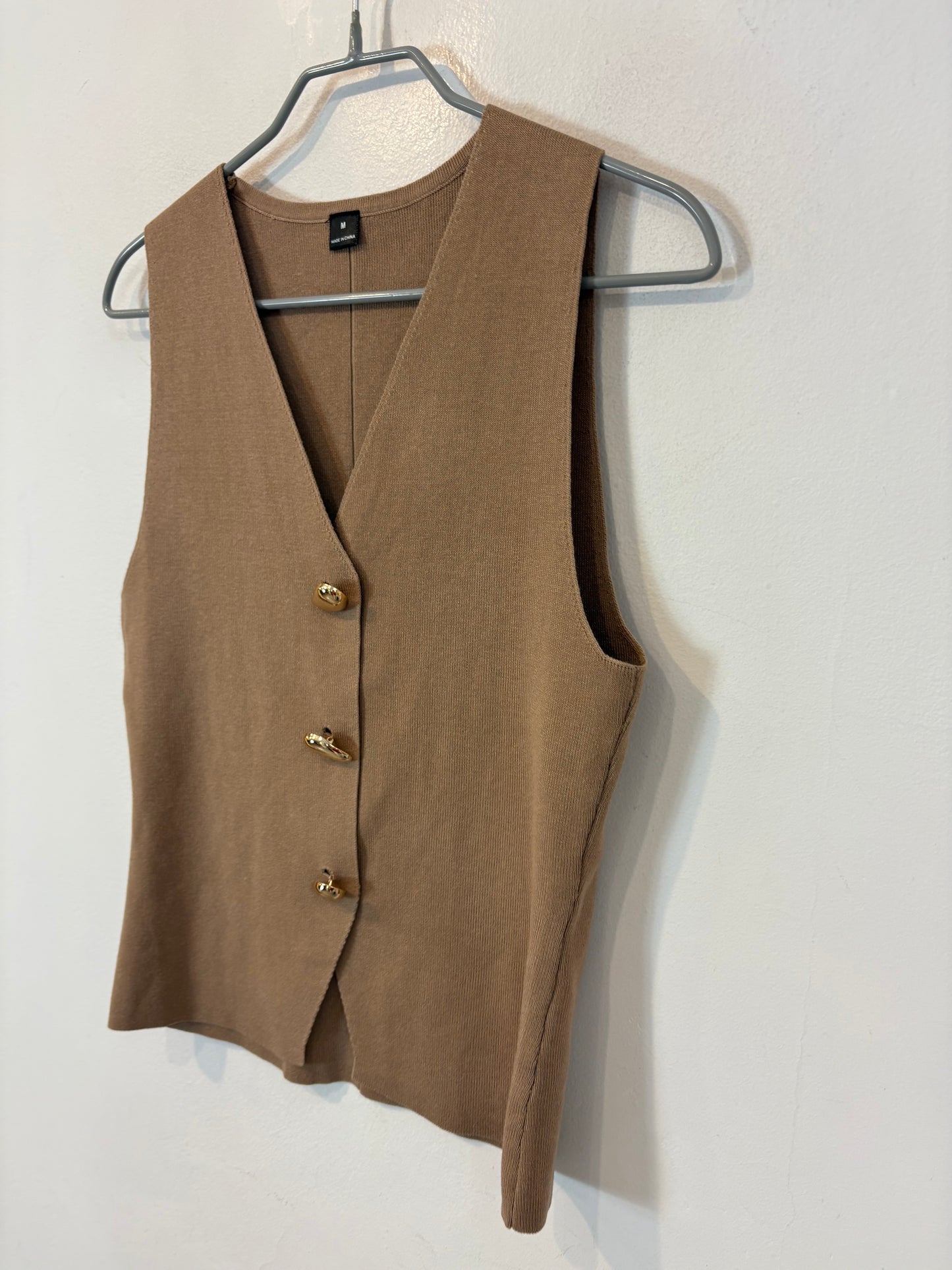 Chaleco punto beige botones dorados
