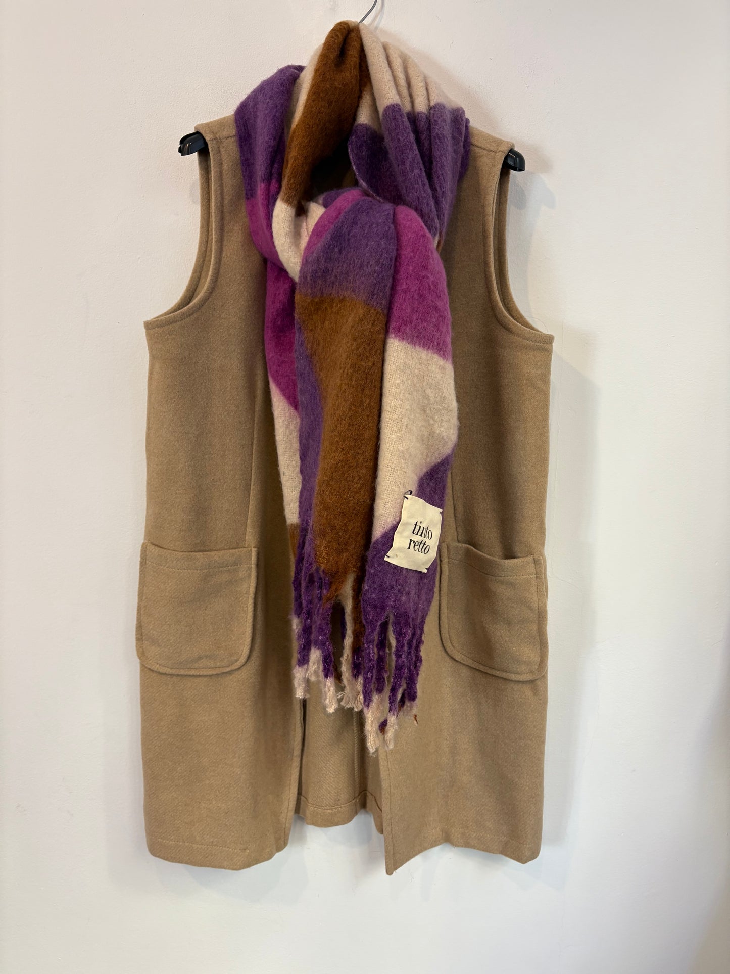 LA FÉE MARABOUTE. Chaleco camel bolsillos