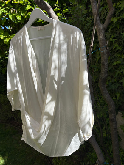 TCN. Blusa seda color crudo cruzada