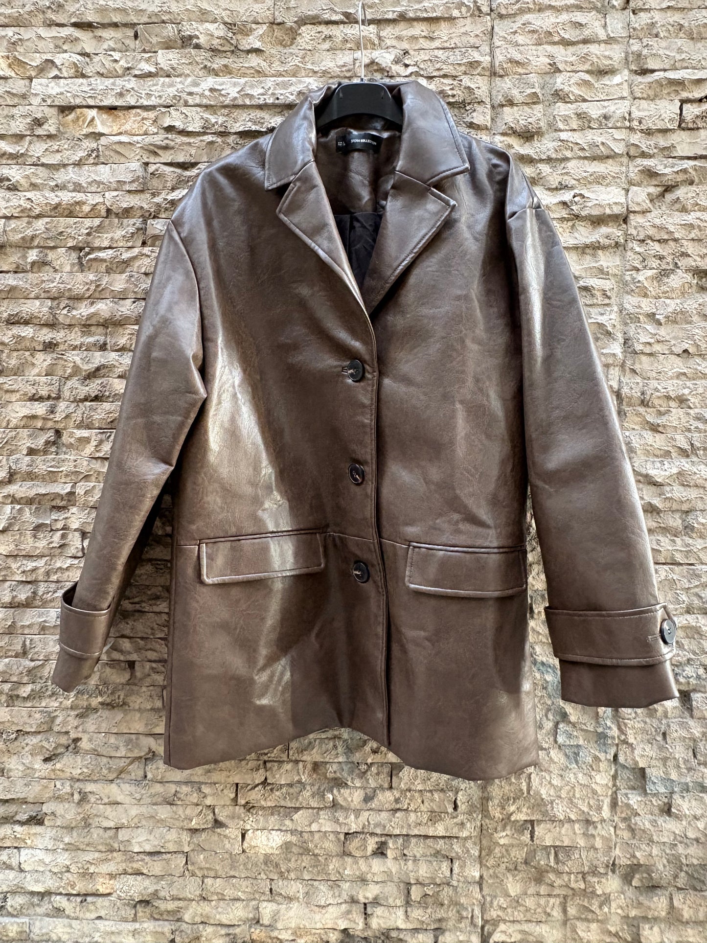 SFERA. Abrigo marrón efecto piel