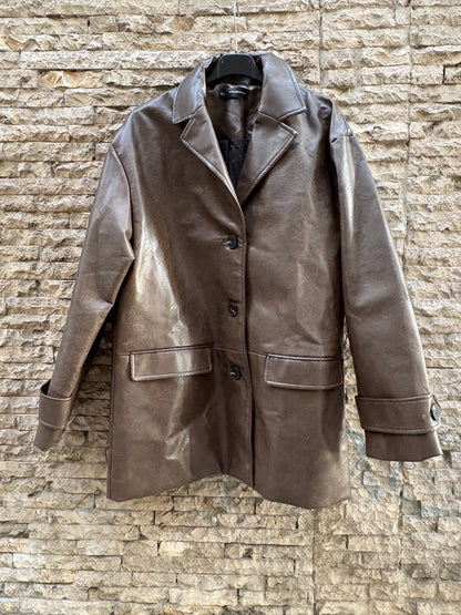 SFERA. Abrigo marrón efecto piel