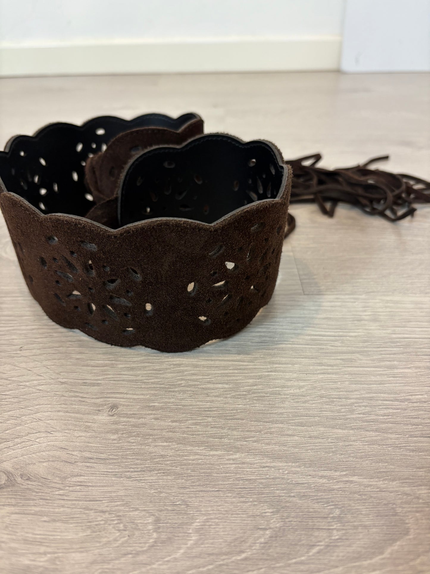 OTRAS. Cinturón marrón troquelado ajustable