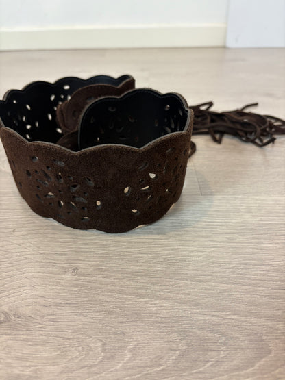 OTRAS. Cinturón marrón troquelado ajustable