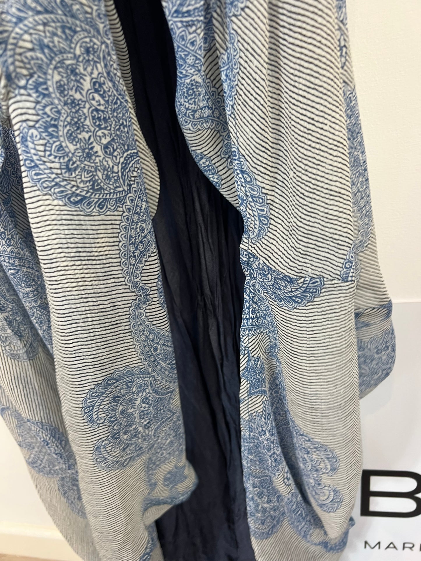 TRUCCO. Vestido largo gasa estampados azules. T M