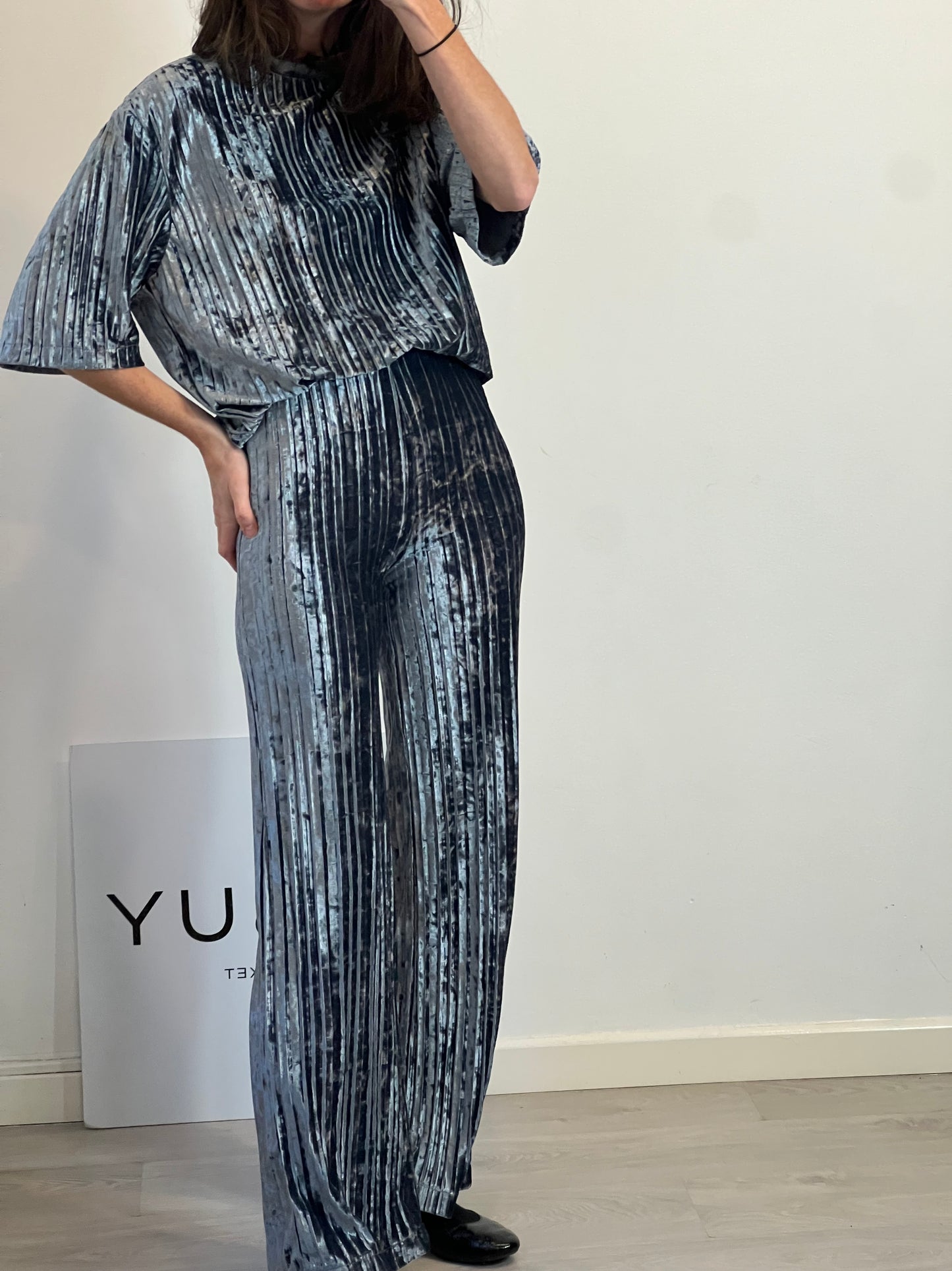 MANGO. Conjunto terciopelo plisado