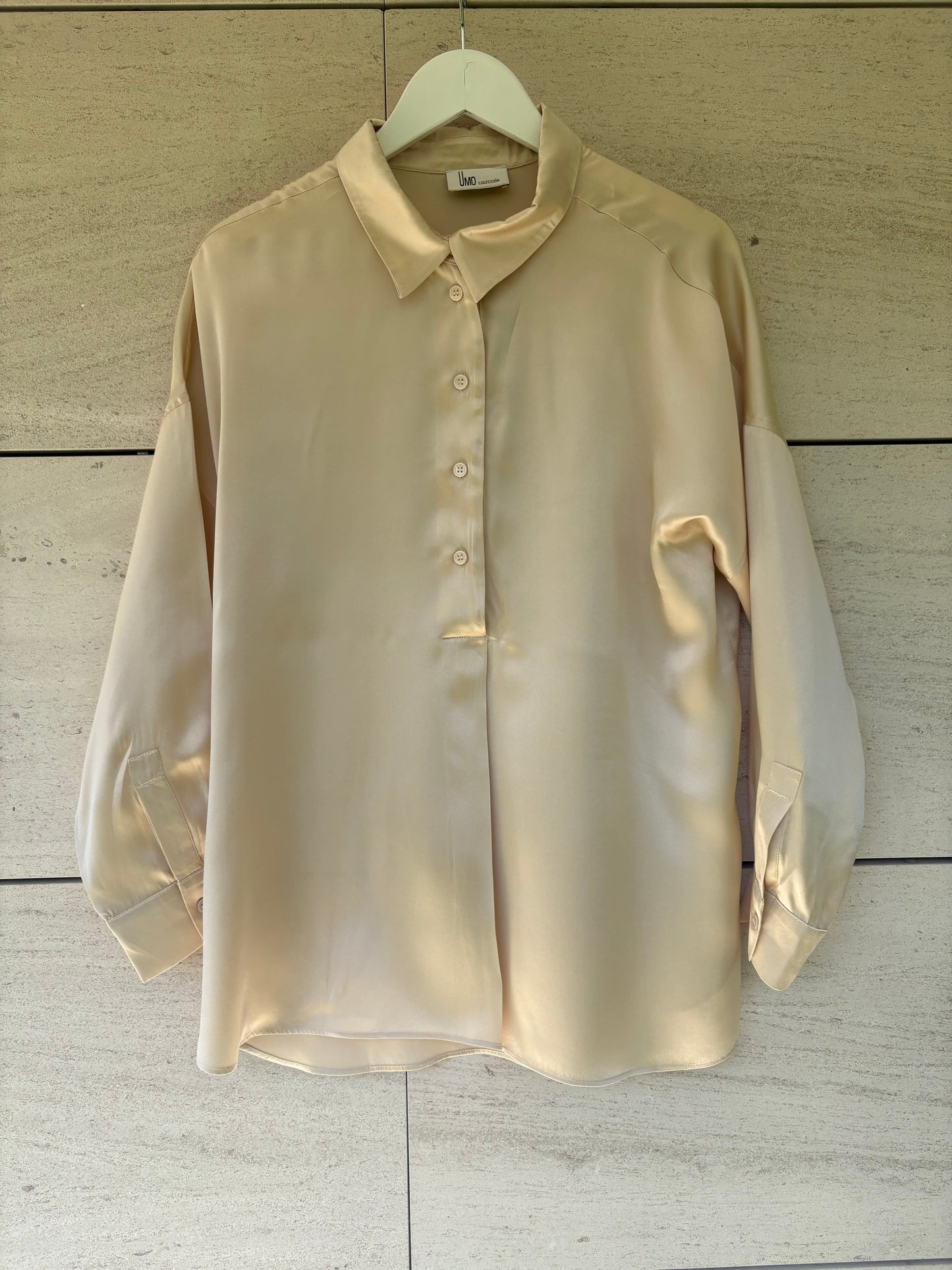 UMO. Blusa beige seda fluida T.38