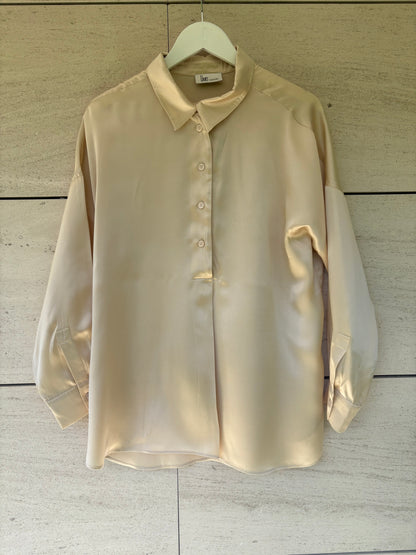UMO. Blusa beige seda fluida T.38