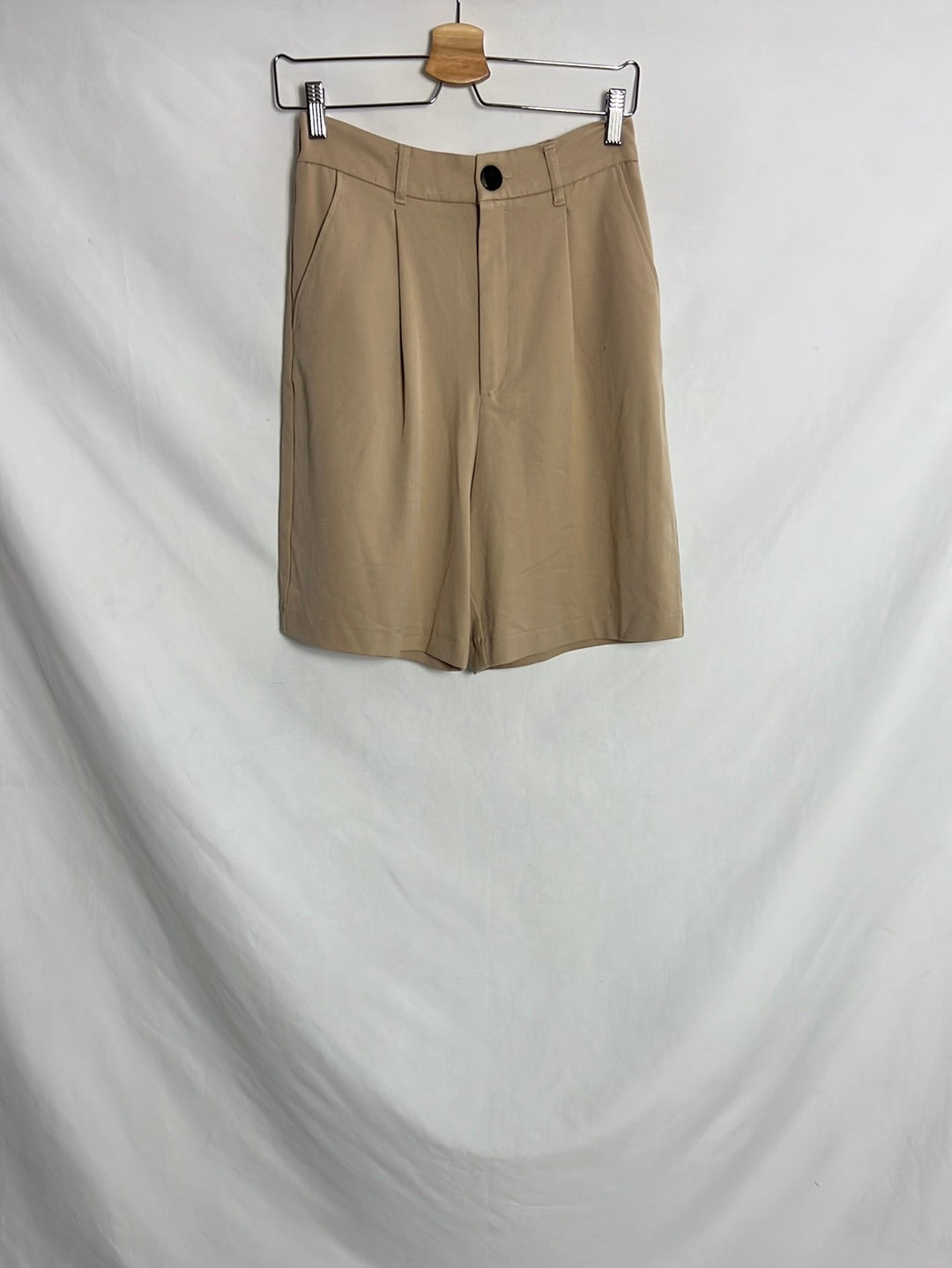 BERSHKA. Beige Bermuda shorts. TM