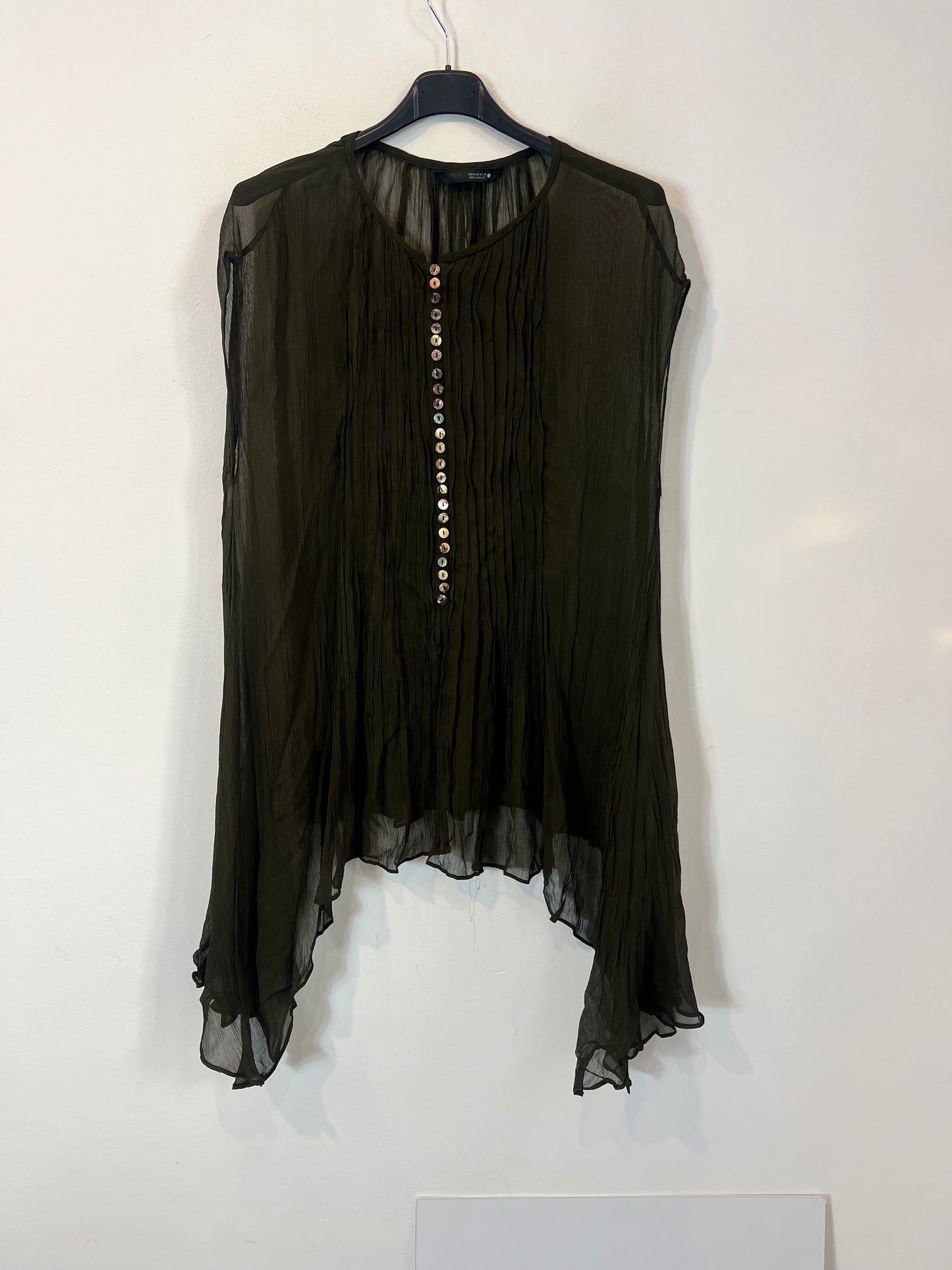 ZARA. Top verde abotonado