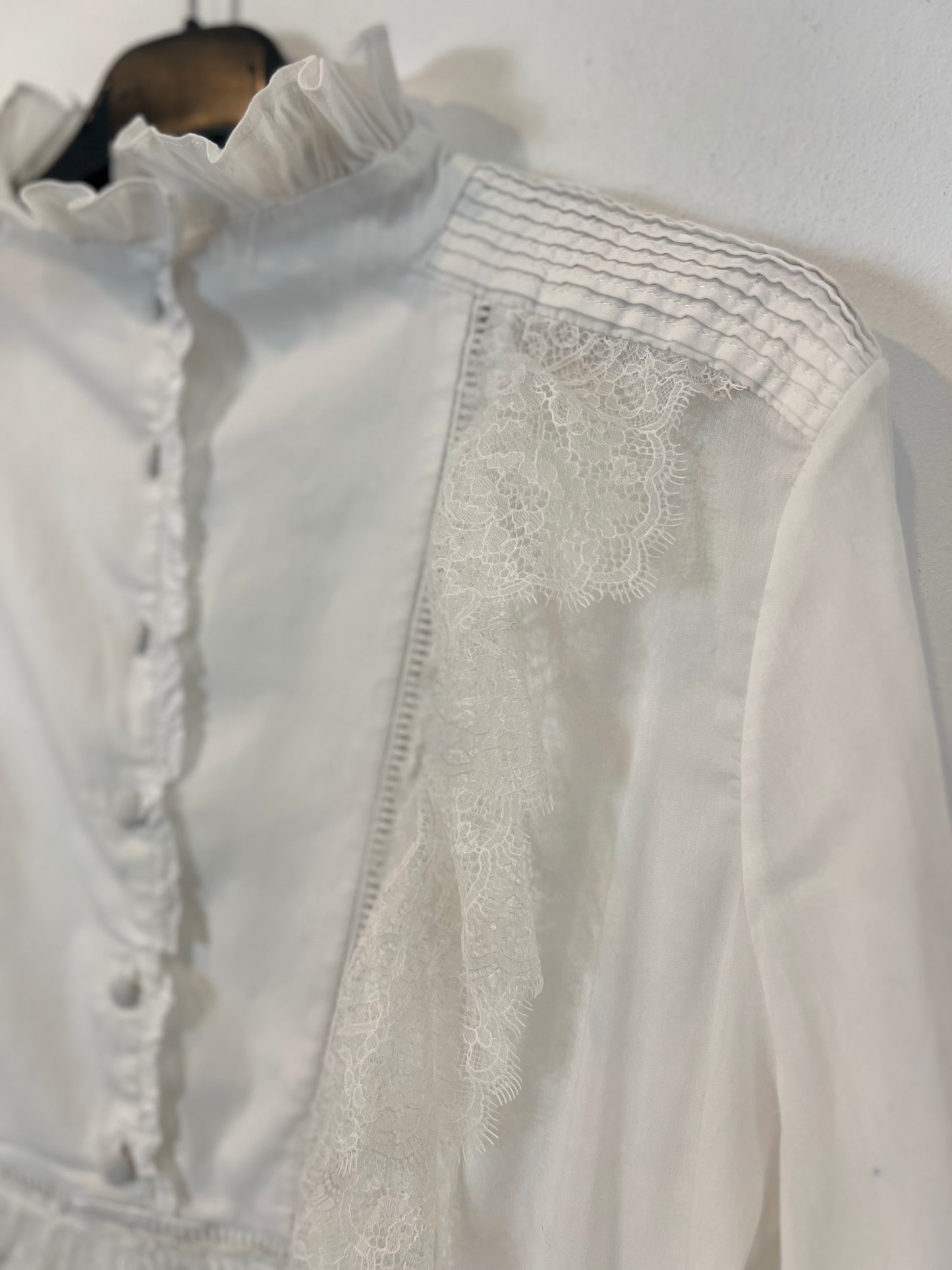 ZARA STUDIO. Blusa blanca detalles encaje T.m