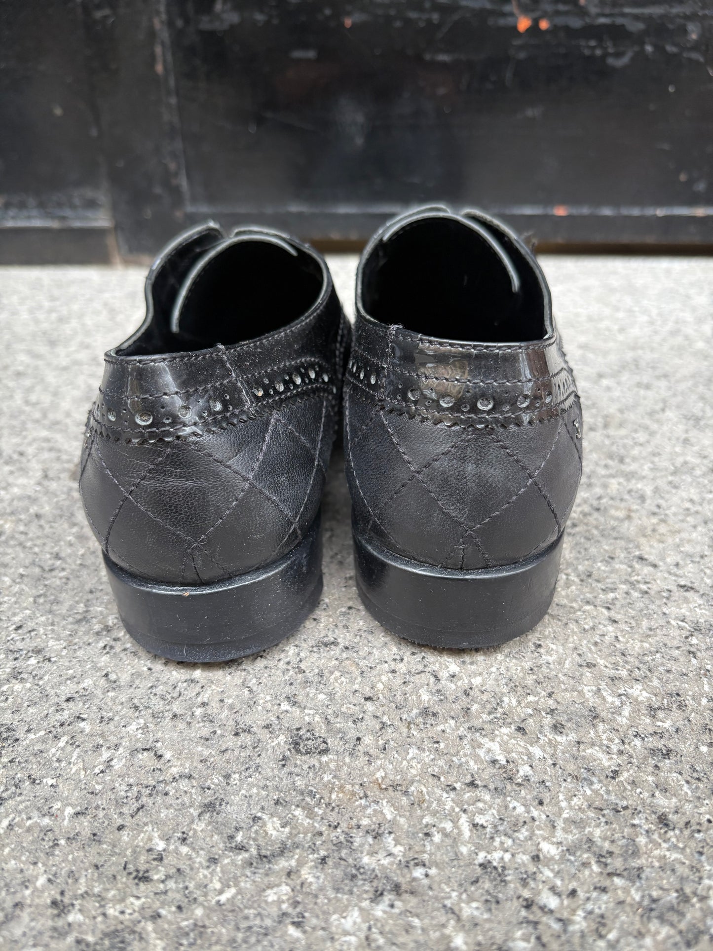 CHANEL. Zapatos Oxford negros piel