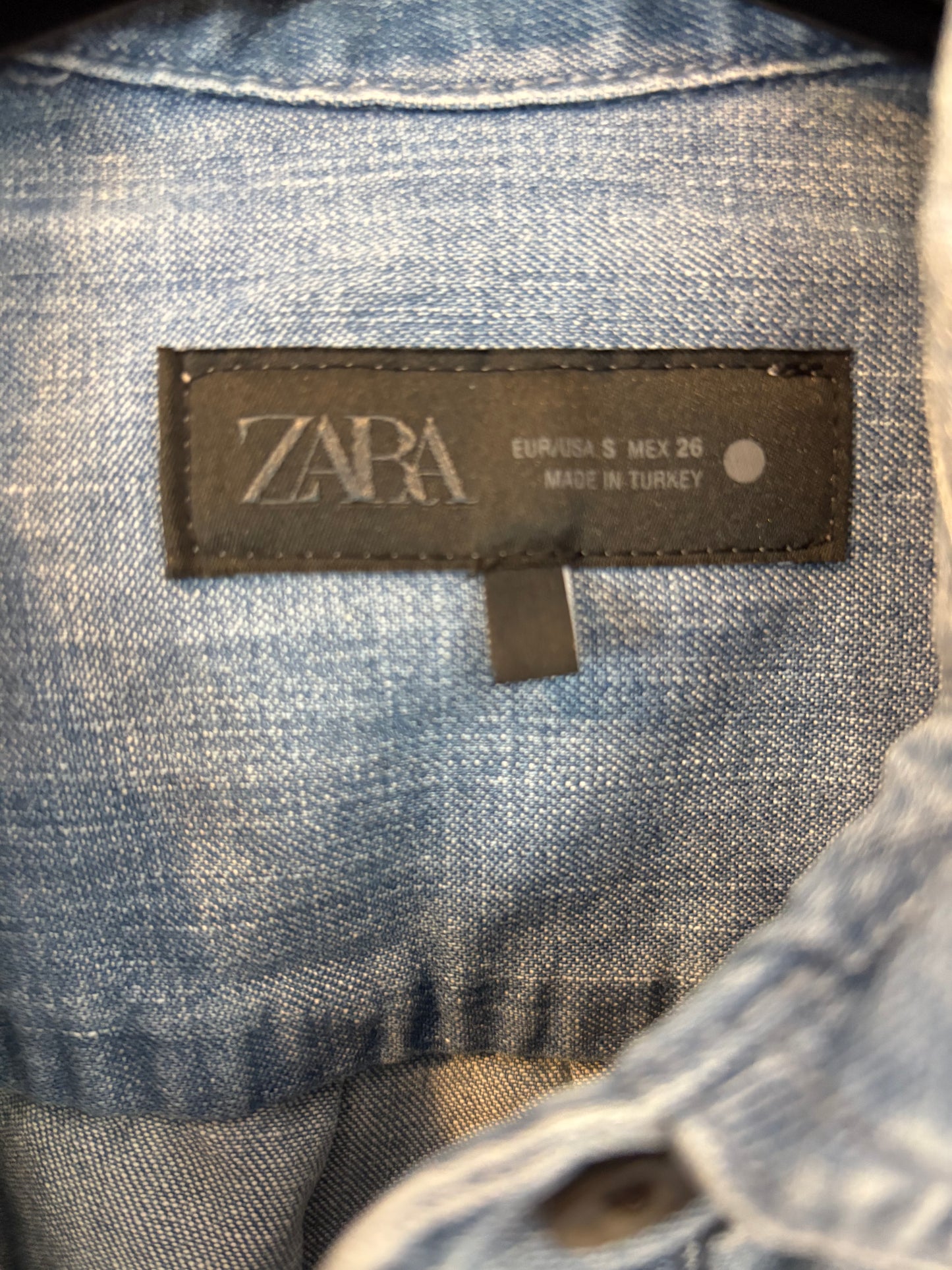 ZARA. Camisa denim volantes  mini