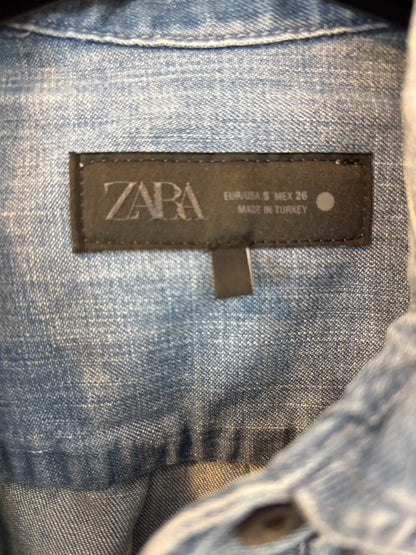 ZARA. Camisa denim volantes  mini