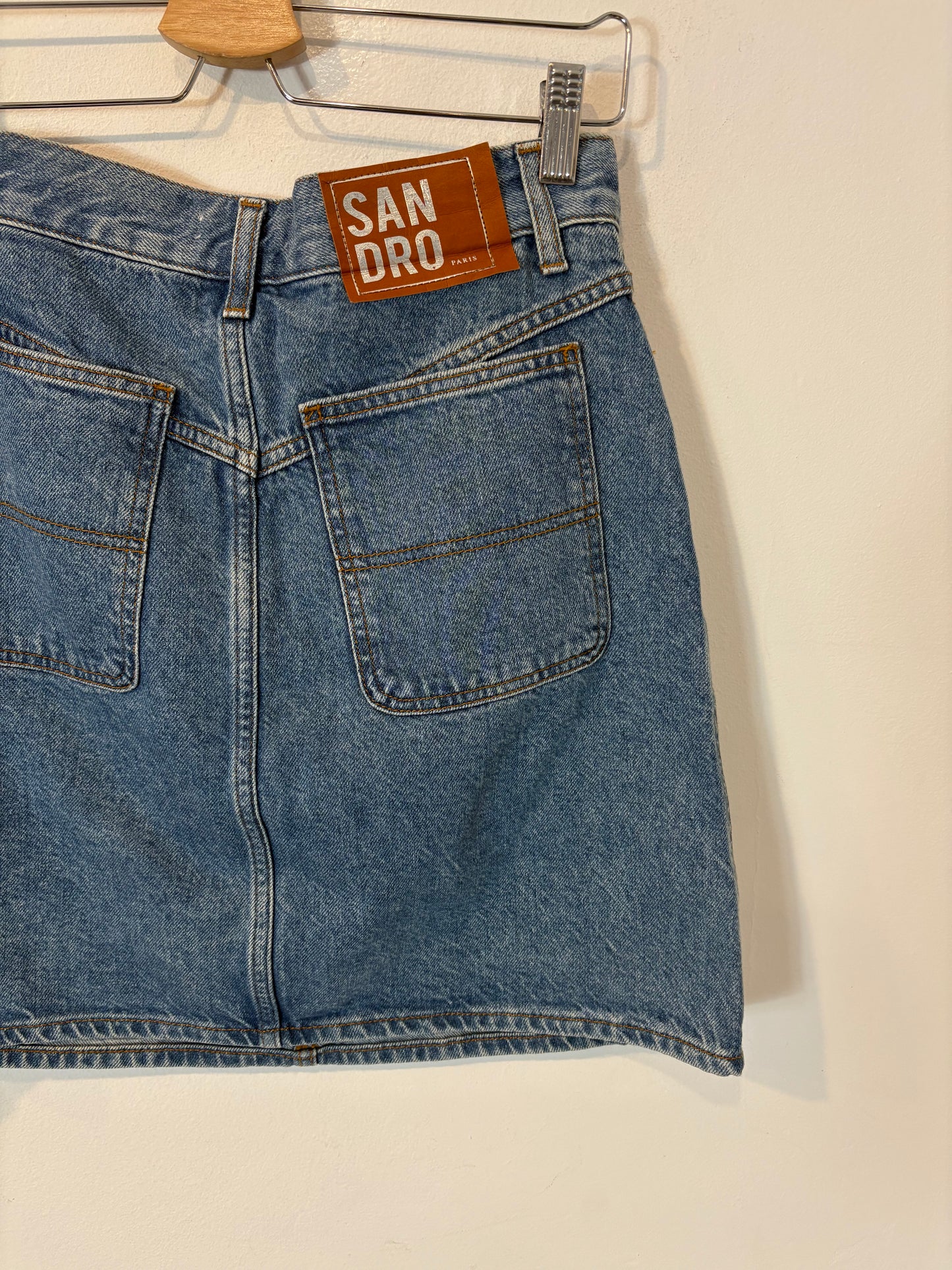 SANDRO. Falda denim abalorios