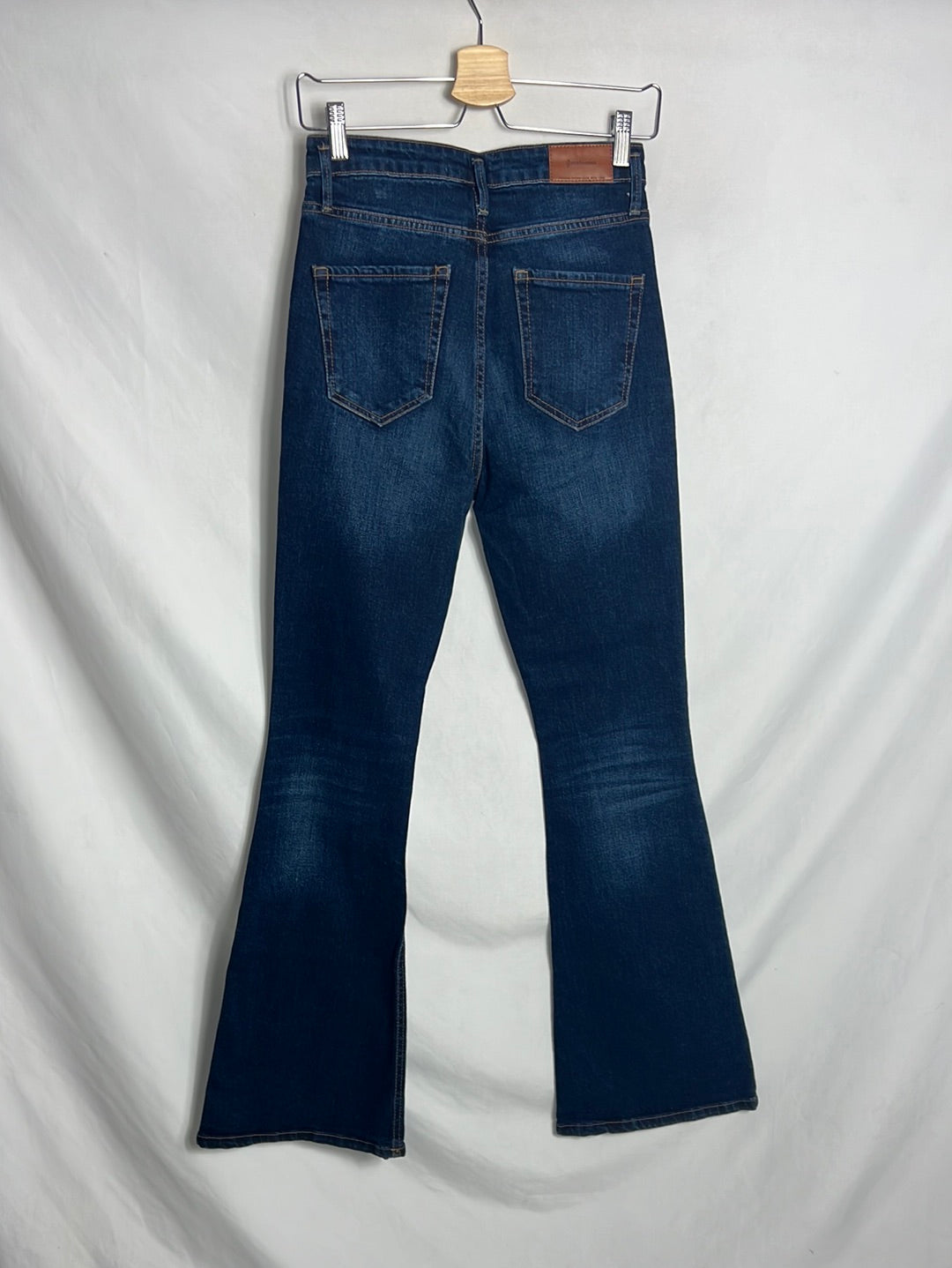 STRADIVARIUS. Denim campana oscuro. T 38