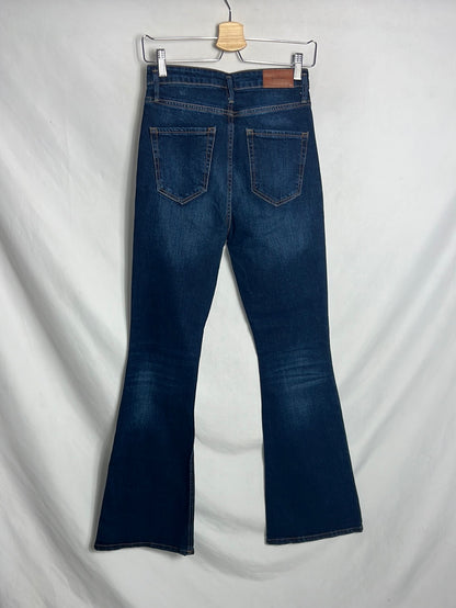 STRADIVARIUS. Denim campana oscuro. T 38