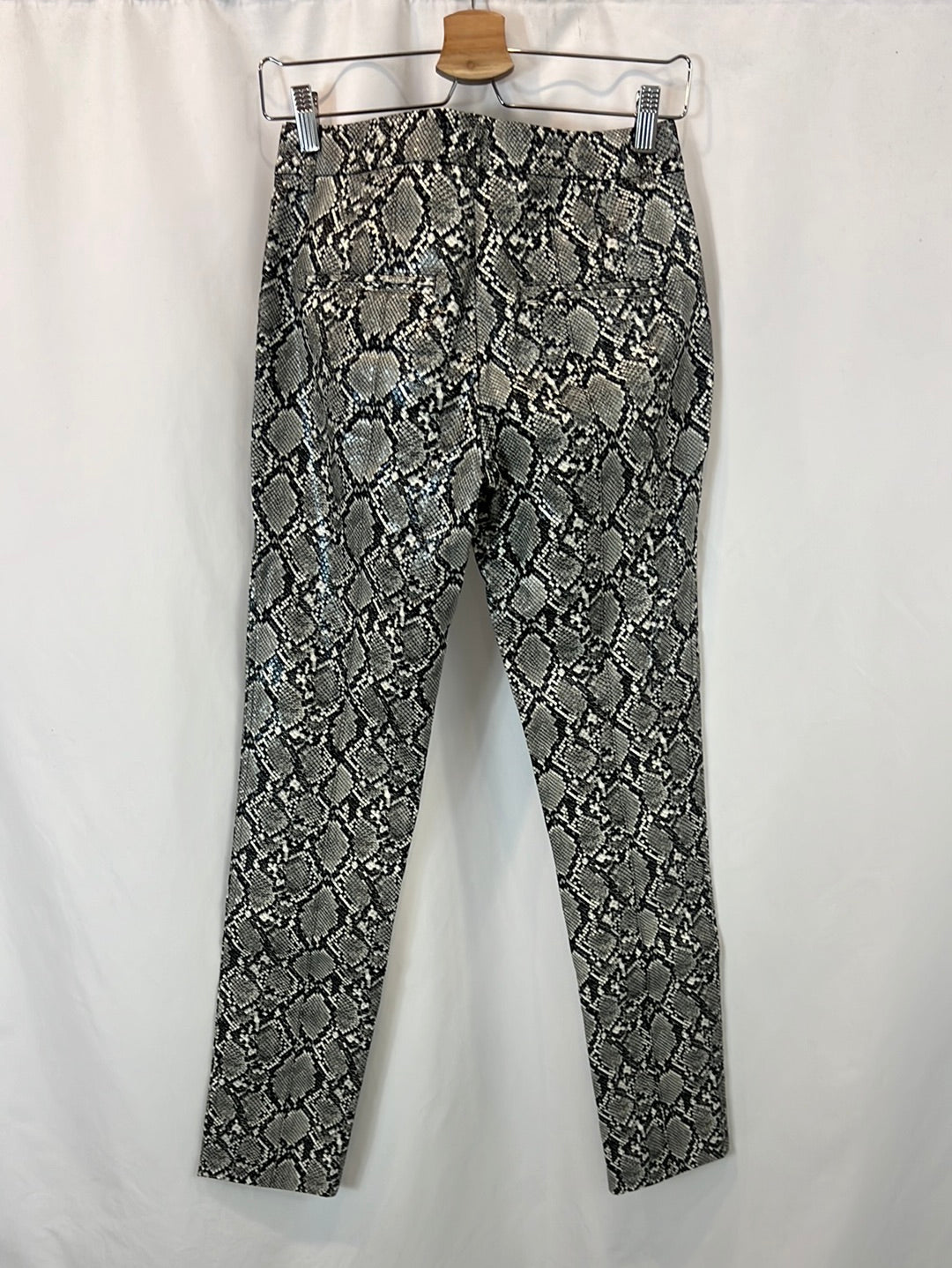 ZARA. Pantalón animal print polipiel T.34