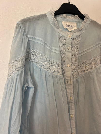 BA&SH. Blusa azul claro encaje