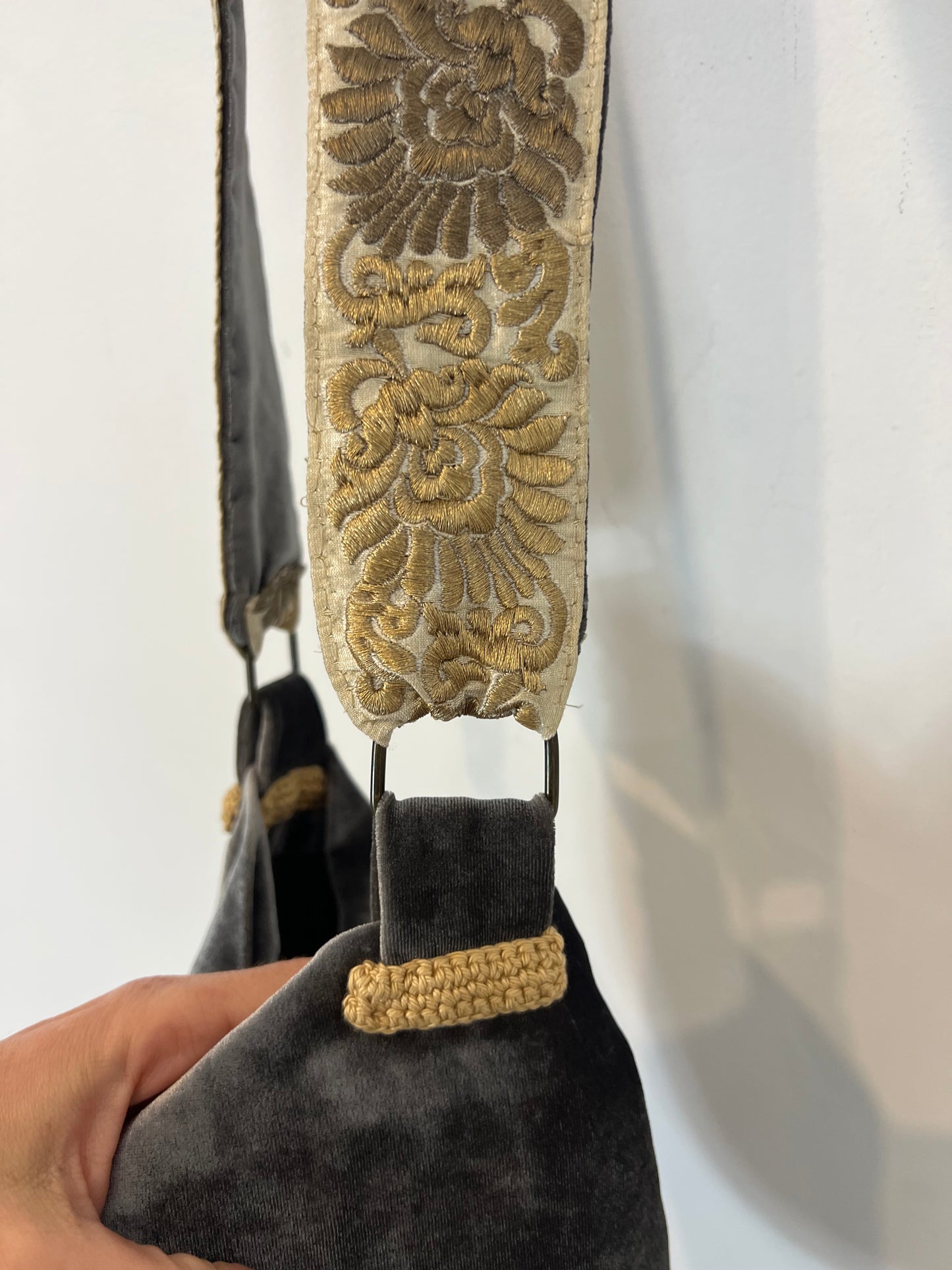 OTRAS. Bolso terciopelo gris