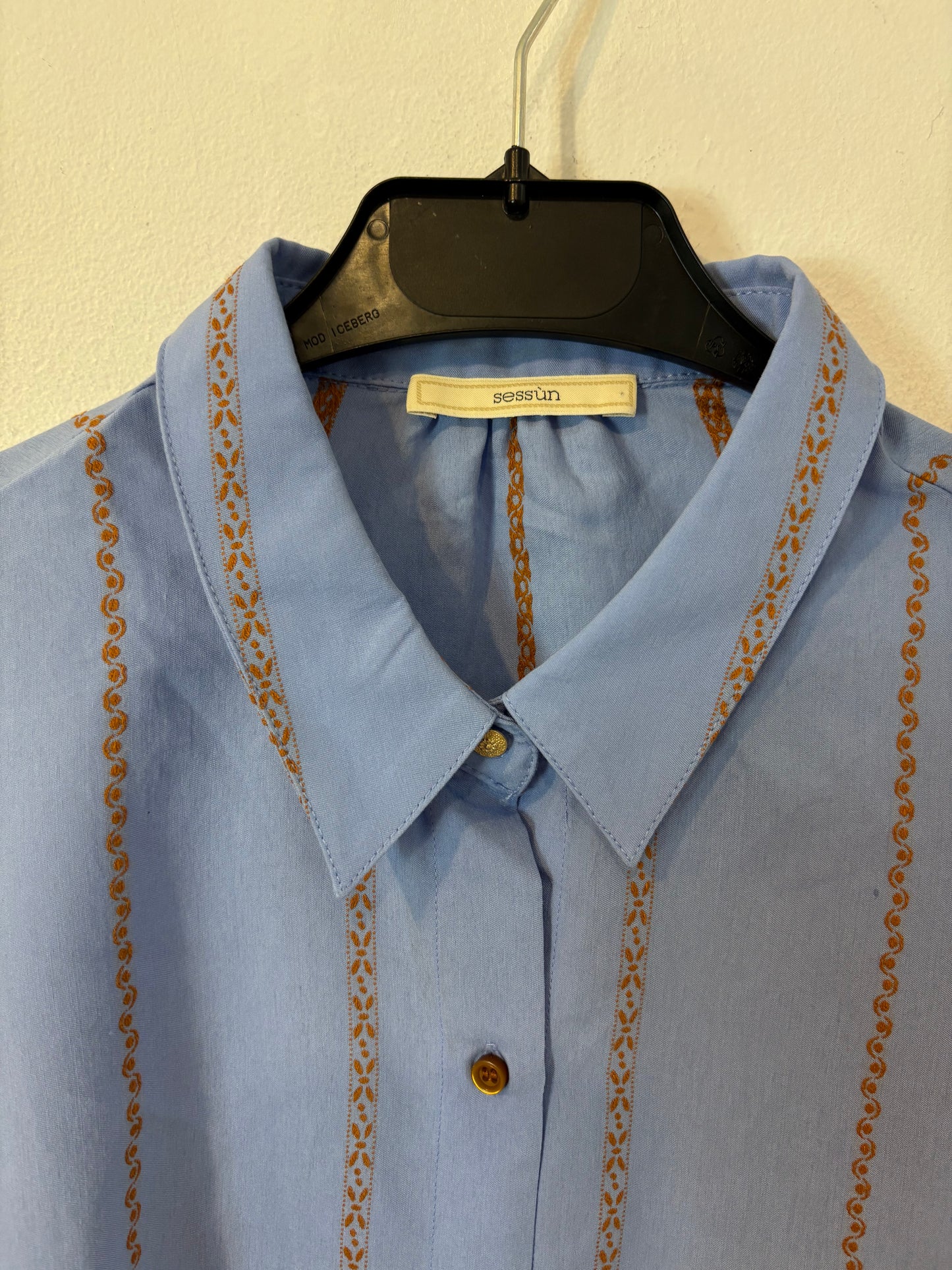 SESSÚN. Camisa azul greca