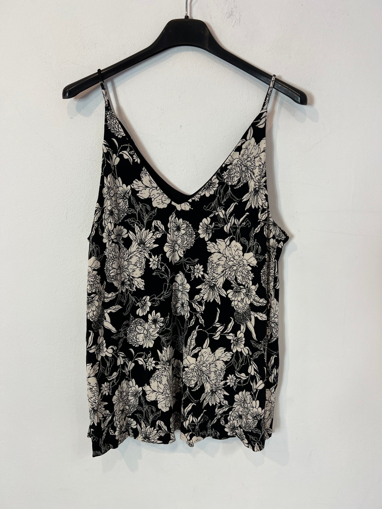 H&amp;M. Black floral Ts top