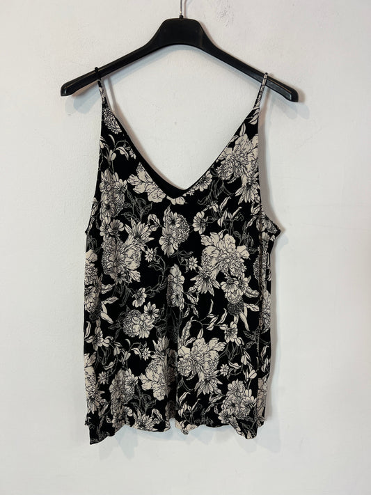 H&amp;M. Black floral Ts top