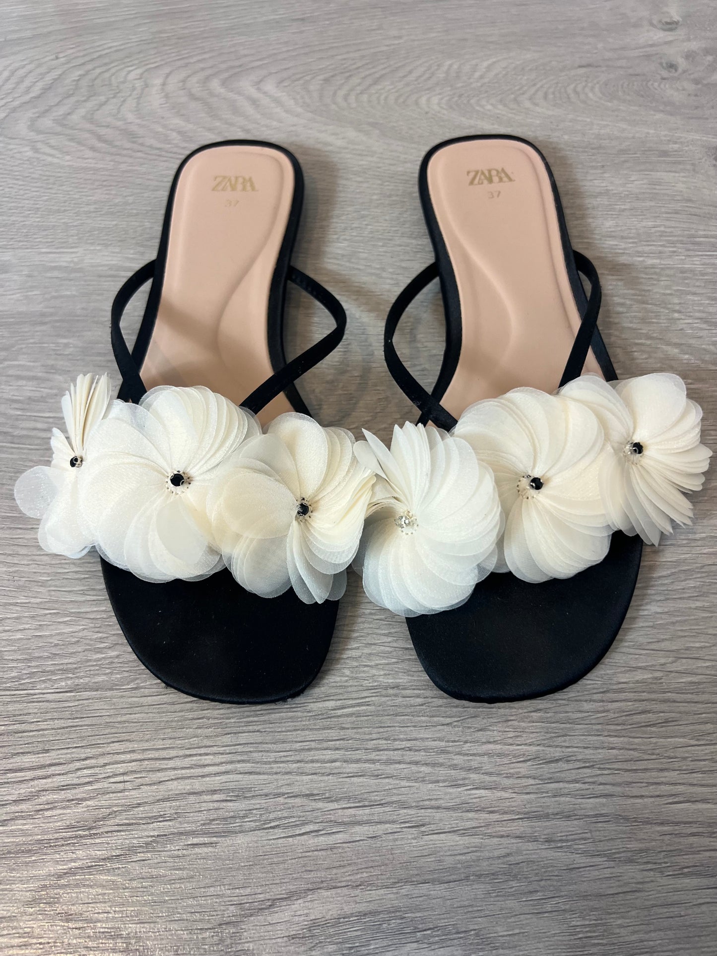 ZARA. Sandalia plana hojas tela. T 37